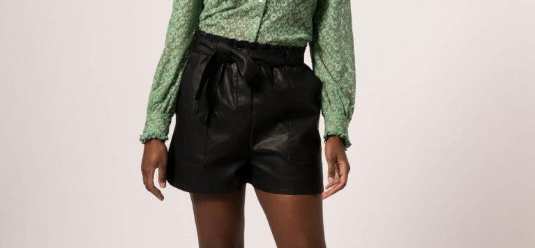 Leren broeken en shorts en leren rokjes. Imitatieleer, ook wel PU of vegan leather is helemaal hot. Wat is vegan leather of PU? Polyurethaan oftewel PU is een soort kunstleer. Dit jaar zien we vegan leather in zwart, cognac, bruin.
