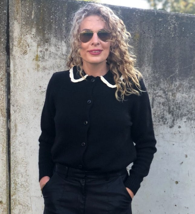 Online Fashion Boetiek Aniek I Dit stoere maar ook romantische vest van het merk Modstrom is een echte musthave. Het zwarte vest heeft een eenvoudig design met een mooie opvallende kraag met witte accenten. Combineer het vest met een andere musthave dit