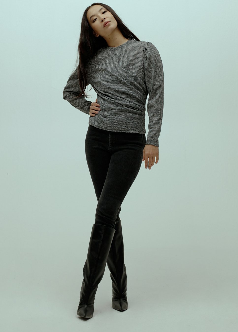 Zwarte Carrie jeans homage dames met grijze top op model