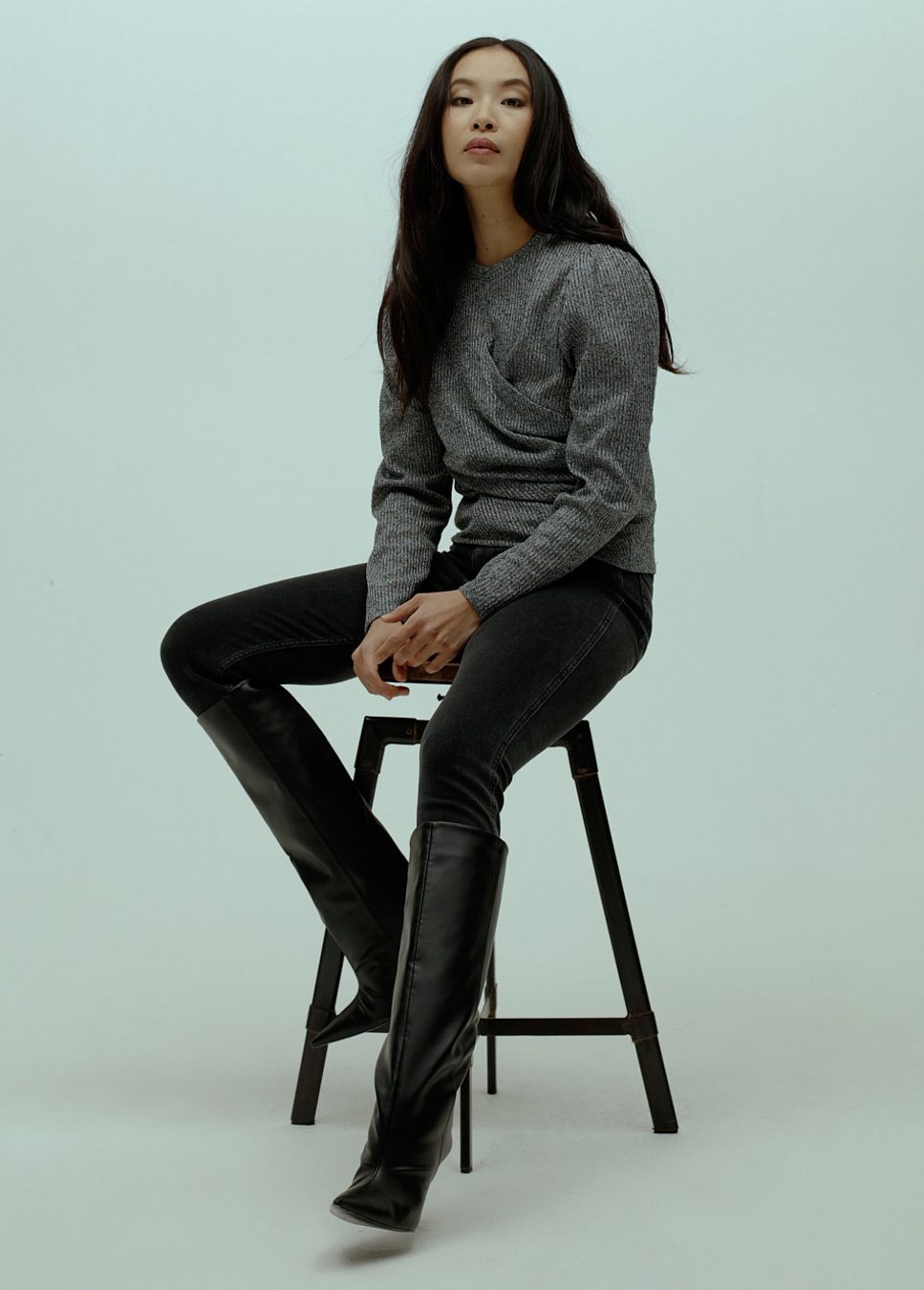Denim zwarte jeans dames homage carrie op model zittend