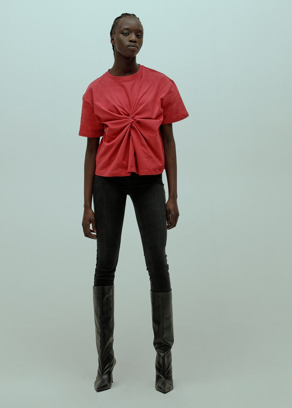 Zwarte dames jeans Carrie homage op model met kleur top