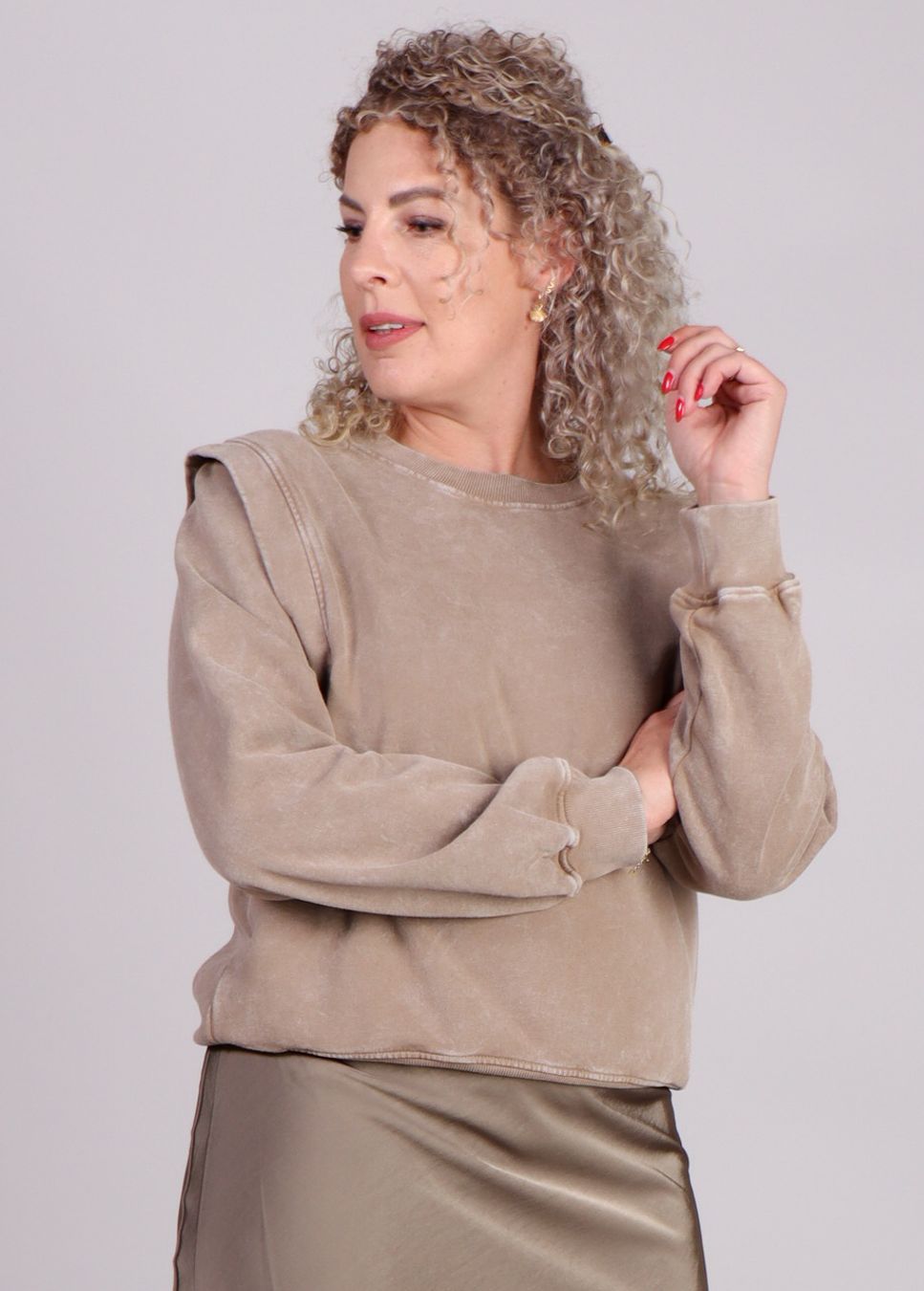 Katti sweater van mbym beige op model voorkant