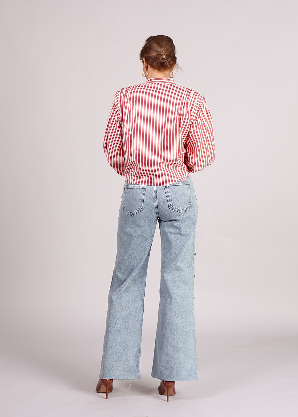 FRNCH Choupette blouse met schouderdetails gestreept rood wit achterkant model met blauwe jeans