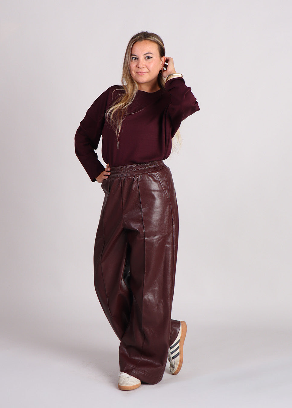 FRNCH Michaux lakleren broek vegan leather bordeaux rood zijkant model