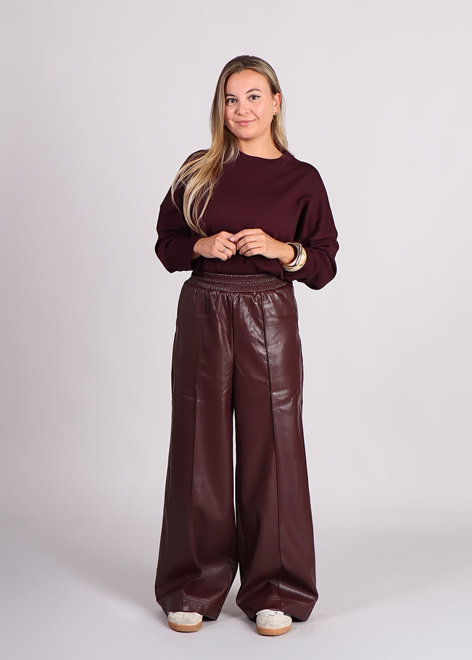 FRNCH Michaux lakleren broek vegan leather bordeaux rood voorkant model