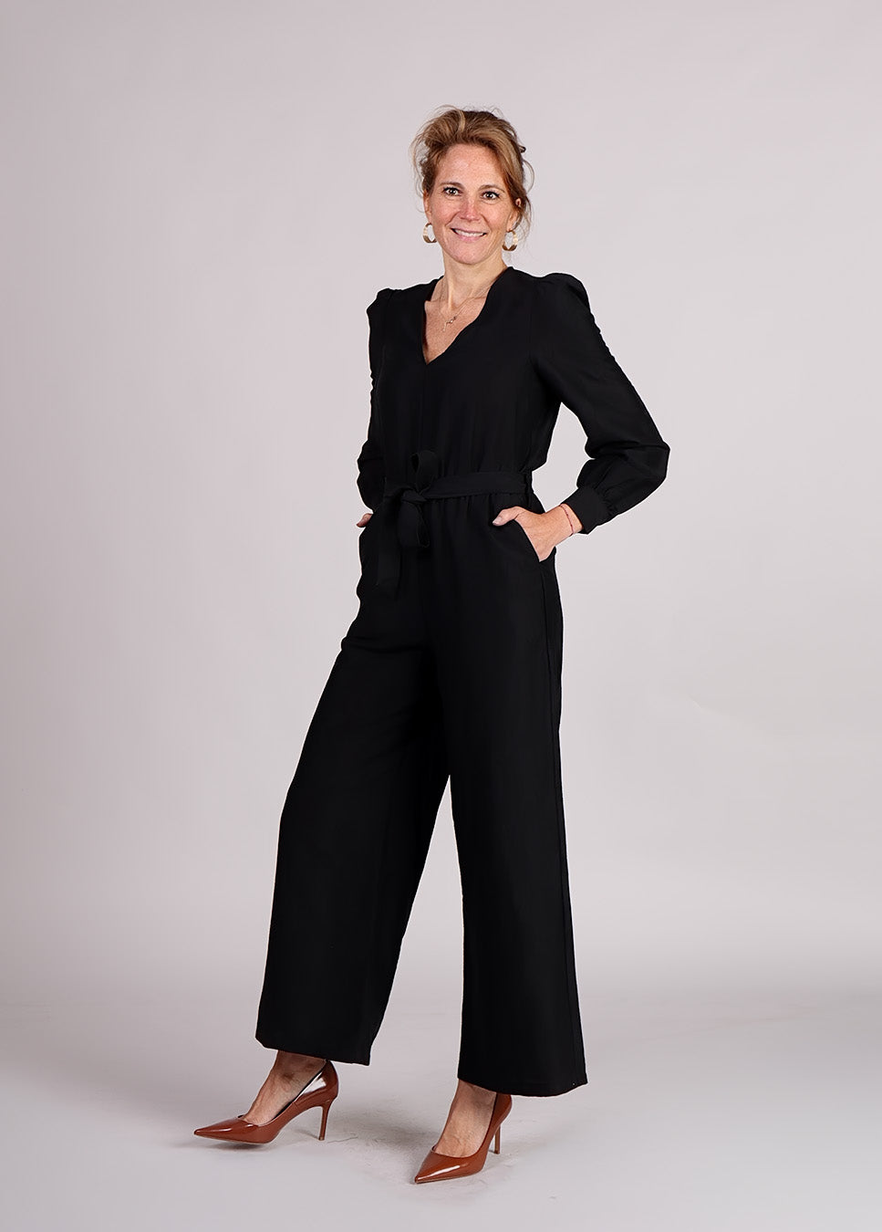 FRNCH Cardamom jumpsuit met strikceintuur en pofmouw zwart zijkant model