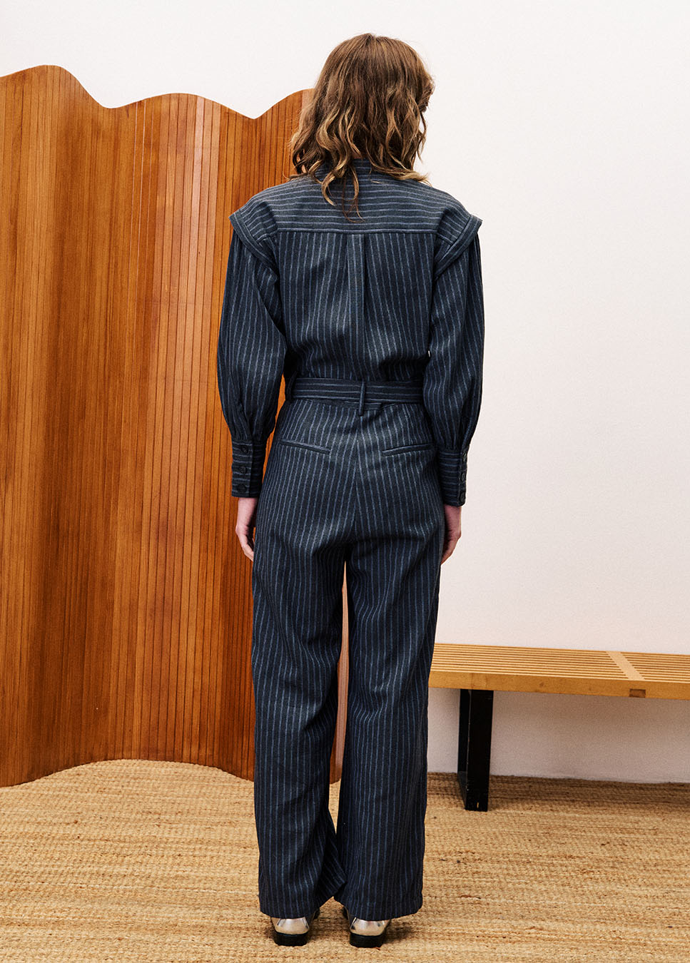 FRNCH CHC25714 jumpsuit gestreept met schouderdetails en strikceintuur grijs achterkant op model