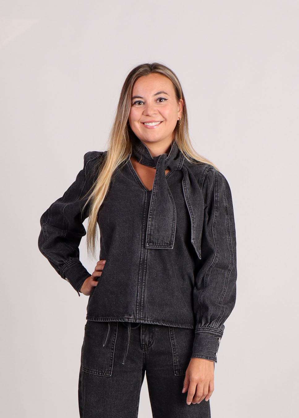 FRNCH Buds blouse met knoopkraag denim zwart voorkant van model