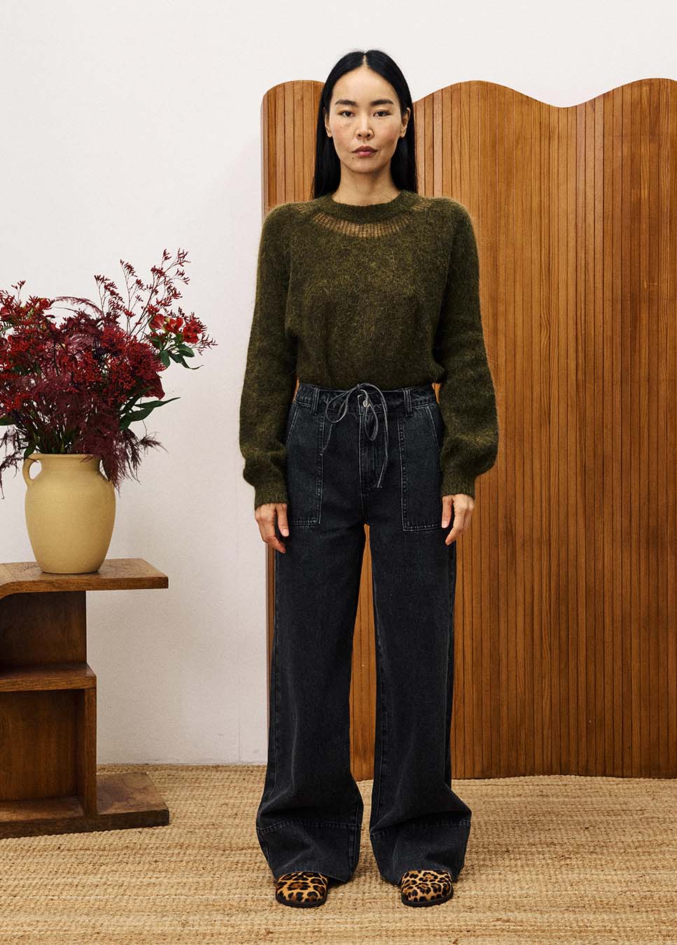 FNCH CHC25740 jeans wide-leg grote voorzakken zwart voorkant model met groene trui