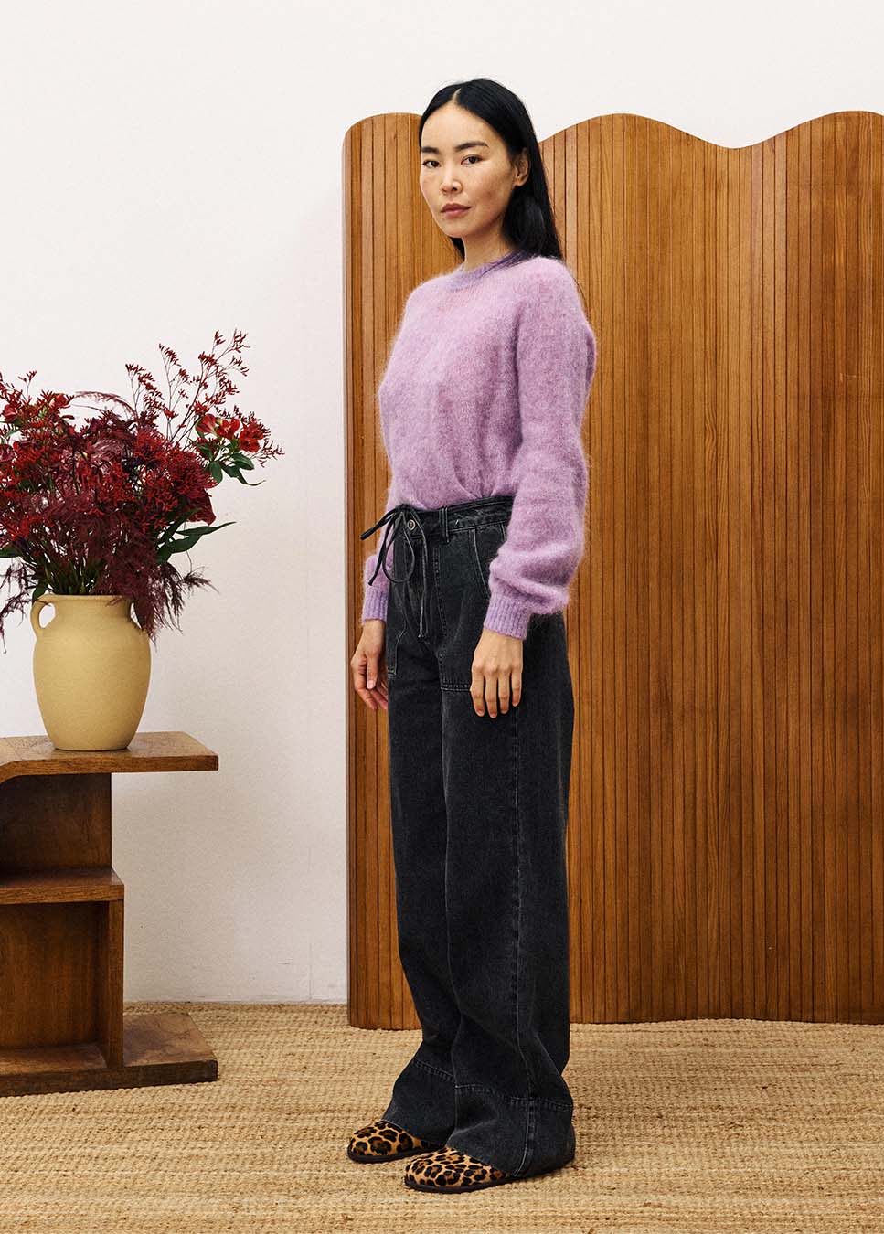 FNCH CHC25740 jeans wide-leg grote voorzakken zwart zijkant model met roze trui