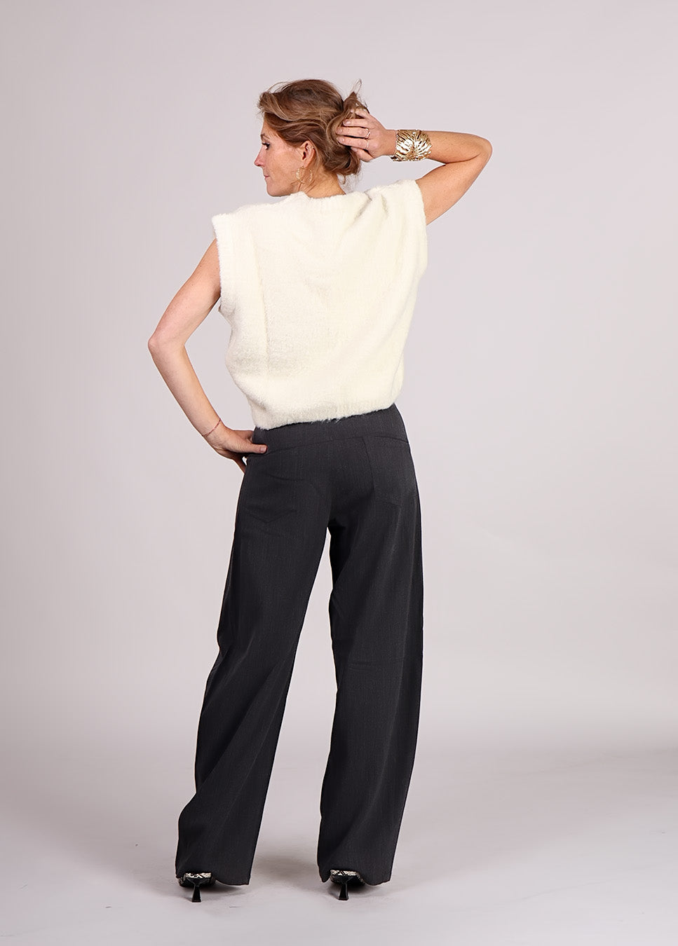 FRNCH Jasmin spencer gebreid wol wit achterkant model met grijze pantalon