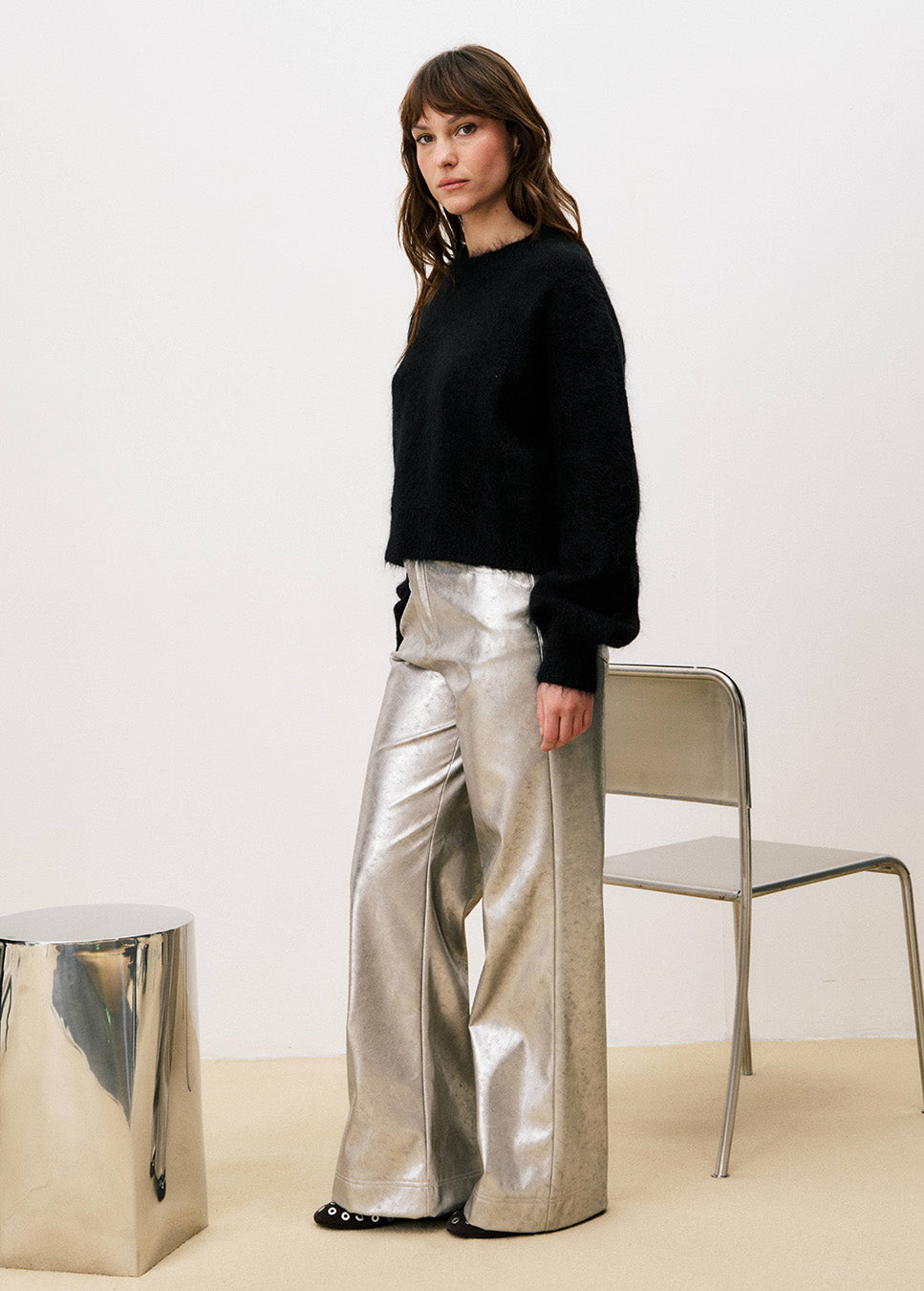 FRNCH Cristalle broek wide-leg zilver zijkant van model met zwarte gebreide trui