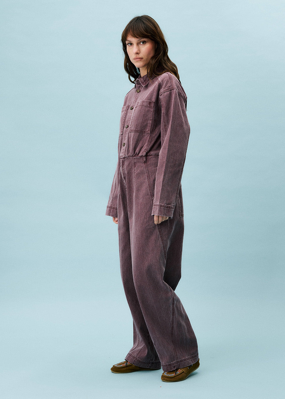 FRNCH Fabiana jumpsuit denim aubergine zijkant van het model