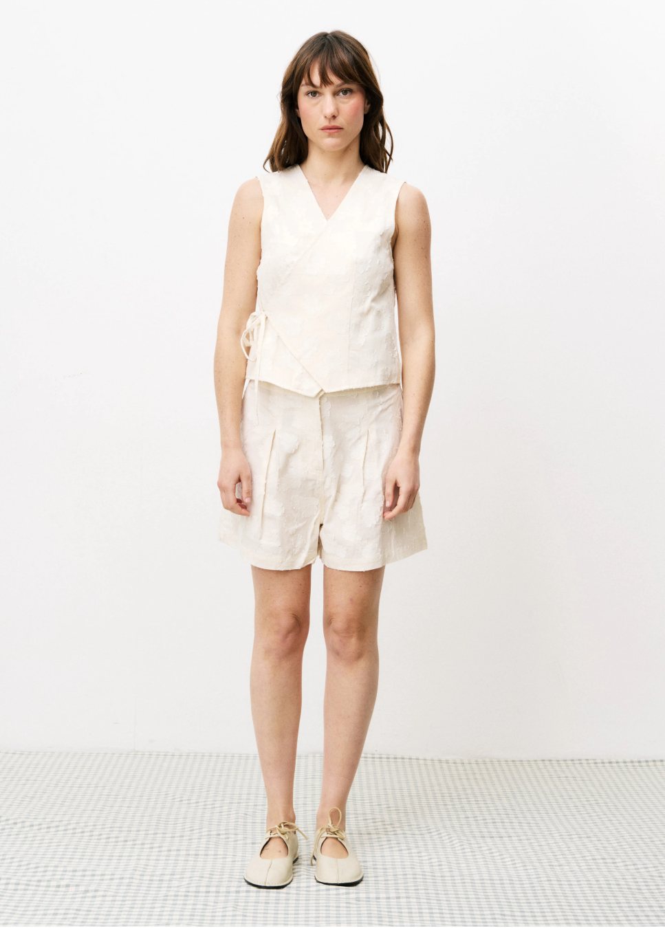 Beige FRNCH Novalie short linnen stof met structuur op model