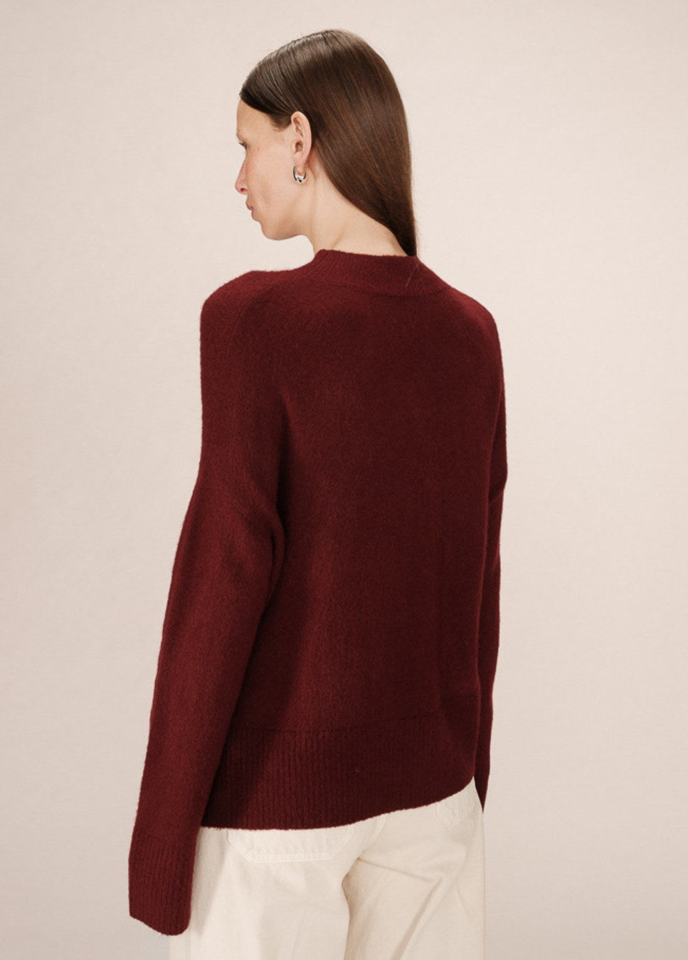 Salty fijn gebreide grace en mila trui bordeaux rood op model achterkant