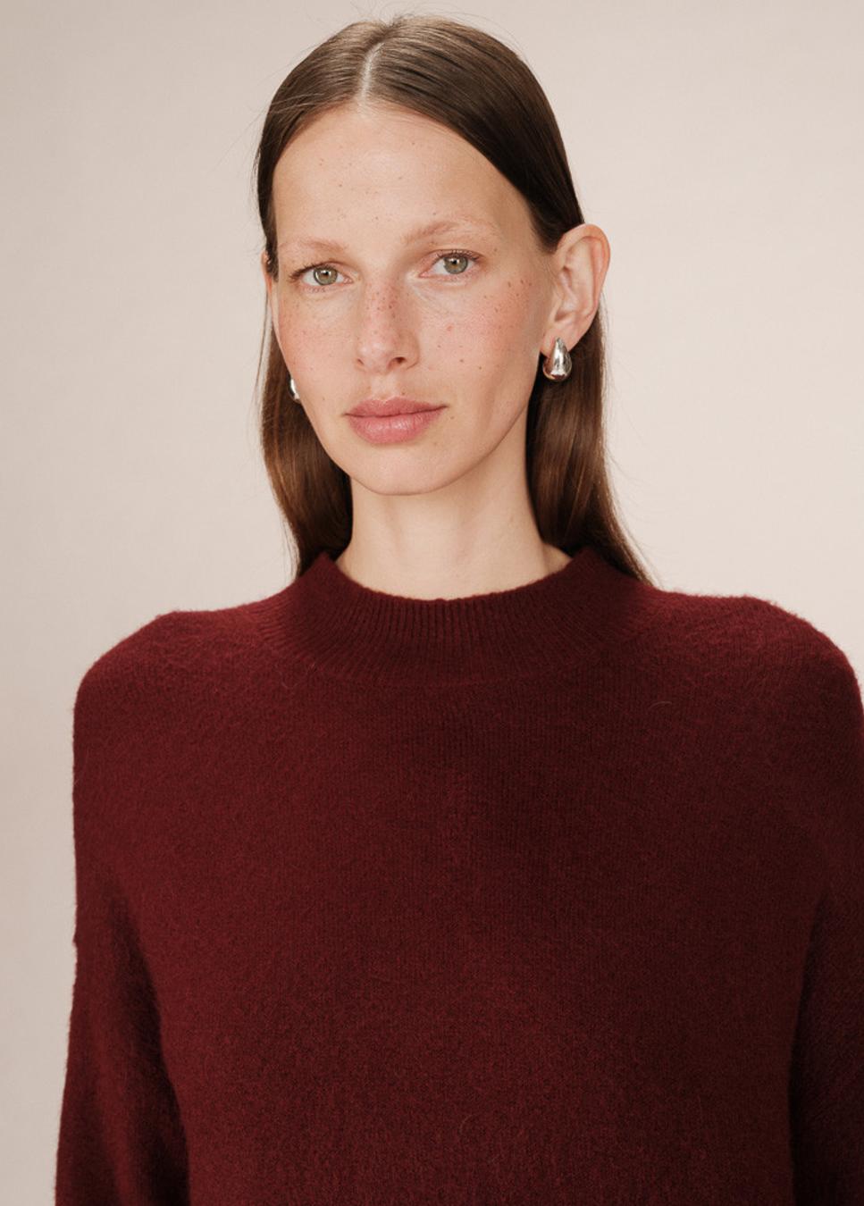 Close up van de bordeaux rode trui grace en mila salty