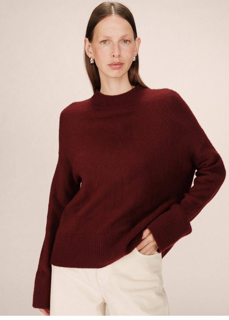 Grace en Mila salty fijn gebreide trui bordeaux rood op model