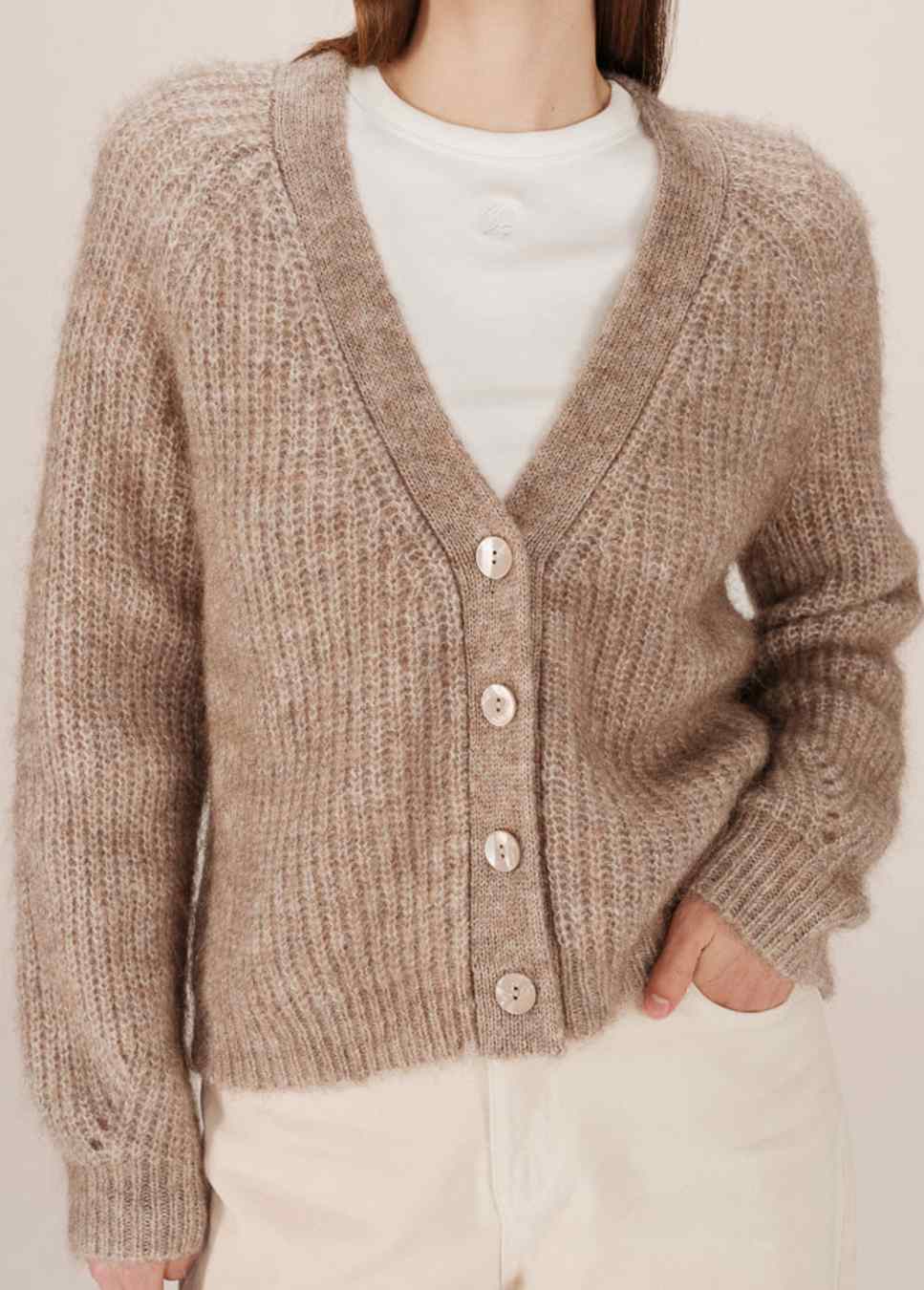 Grace en Mila vest gebreid Saluda beige van kleur voorkant close up