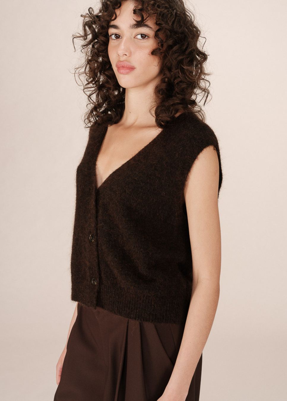 Zijaanzicht van de bruine sante gilet op model