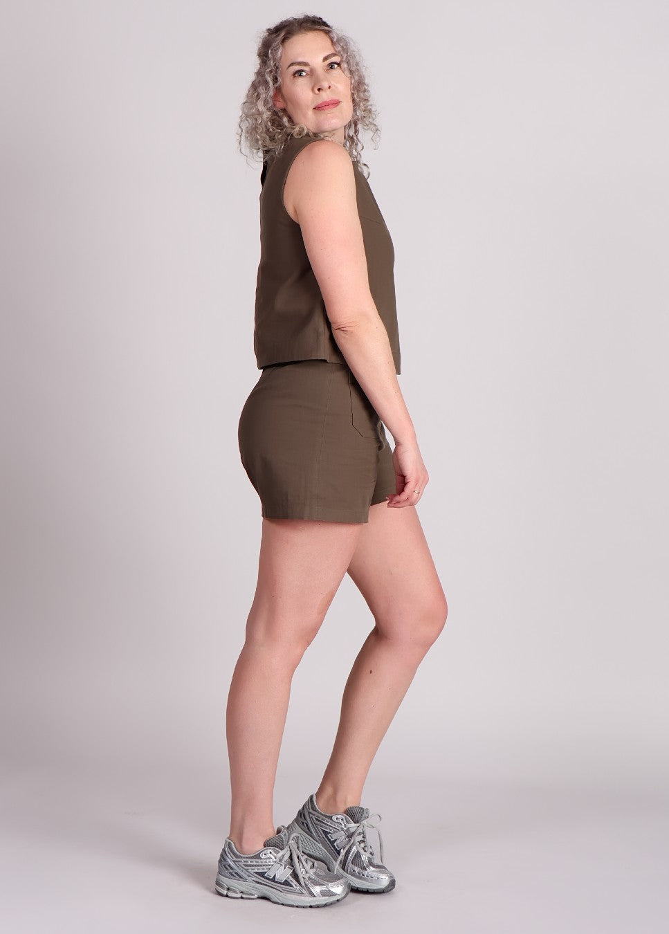 zijaanzicht van de pepino kaki top van grace en mila