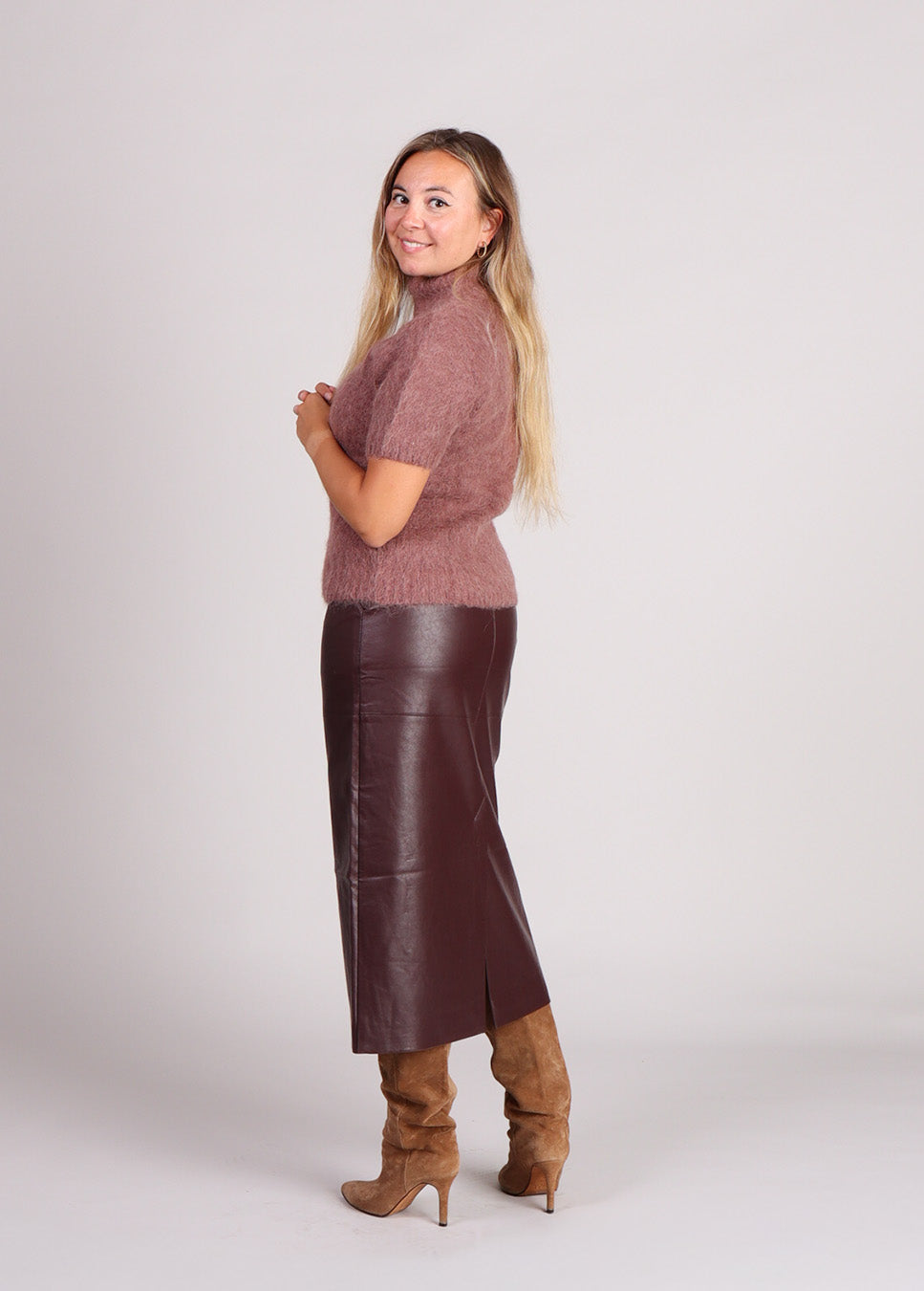 Grace & Mila saule gebreide trui korte mouwen terracotta achterkant model met vegan leather rok bordeaux