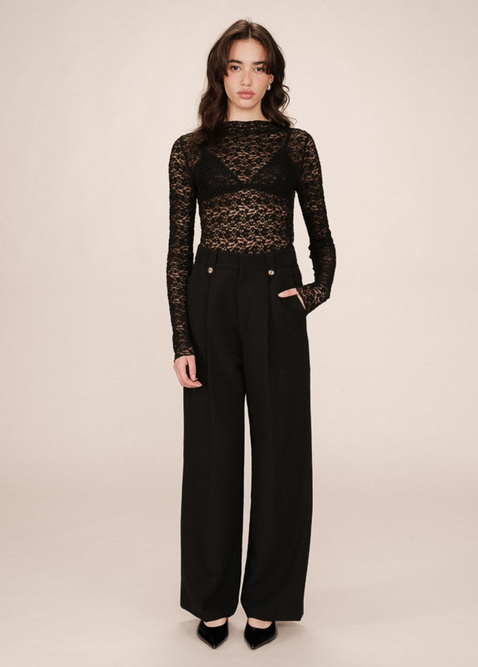 zwart kanten top grace en mila shady met lange mouwen op model