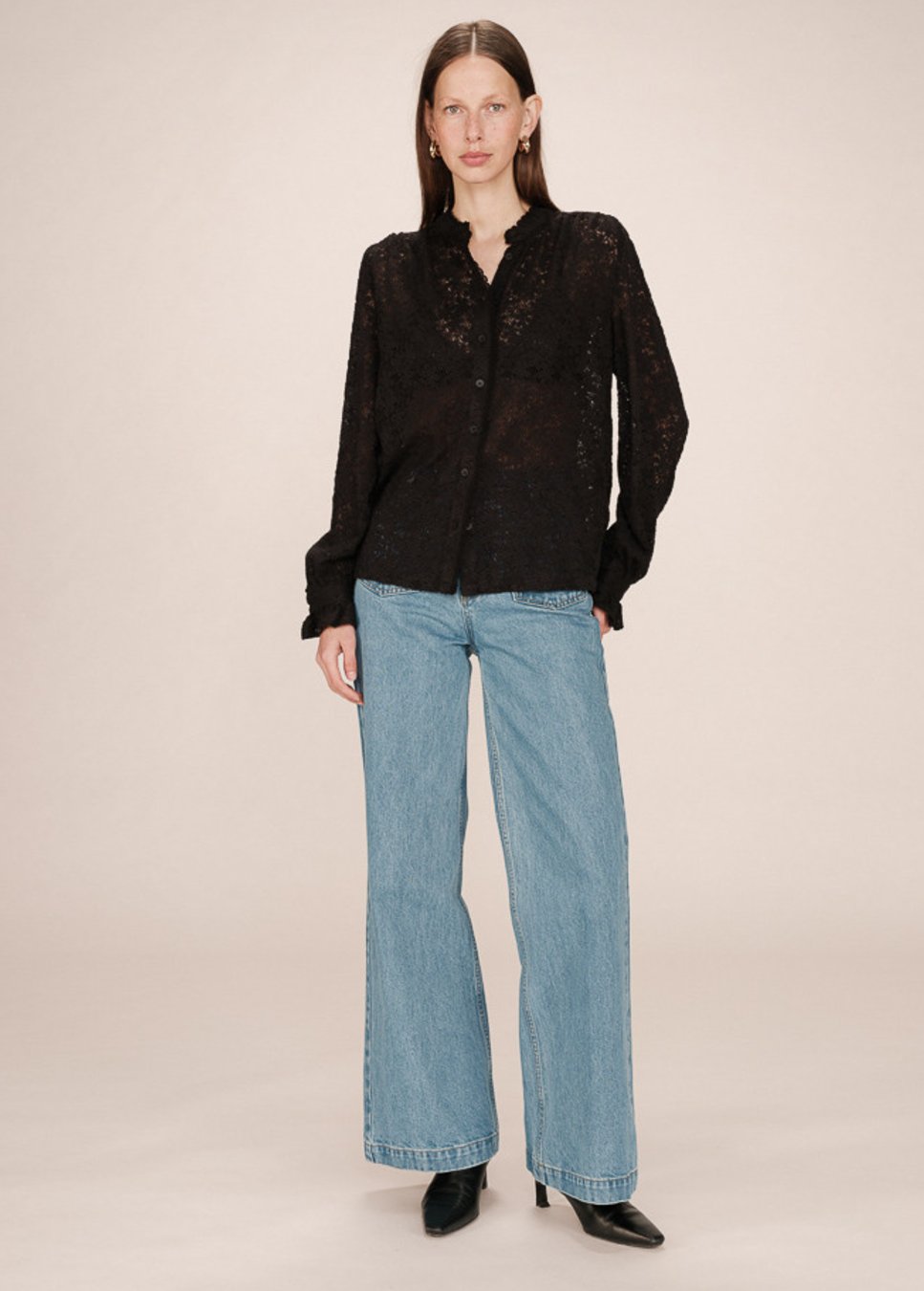 zwart kanten grace en mila blouse swing op model staand