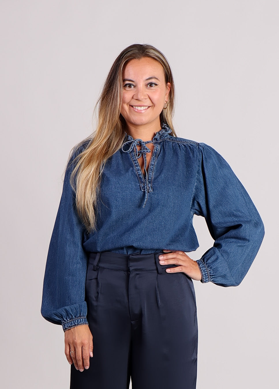 Grace & Mila Salsa blouse strik denim blauw voorkant model met blauwe satijnen broek