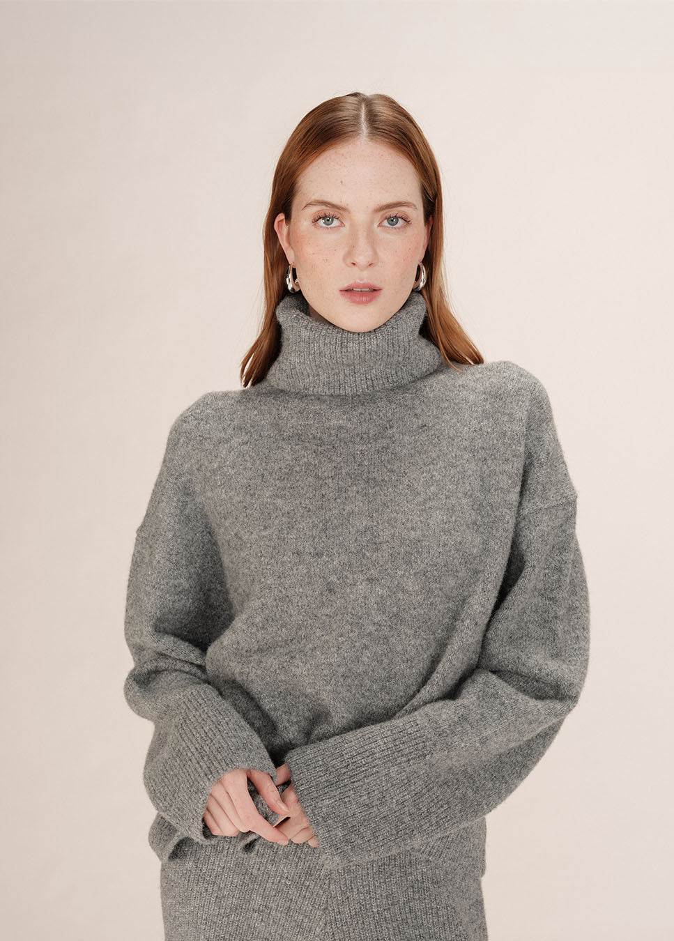Grace & Mila Taxi coltrui gebreid wol oversized grijs voorkant model