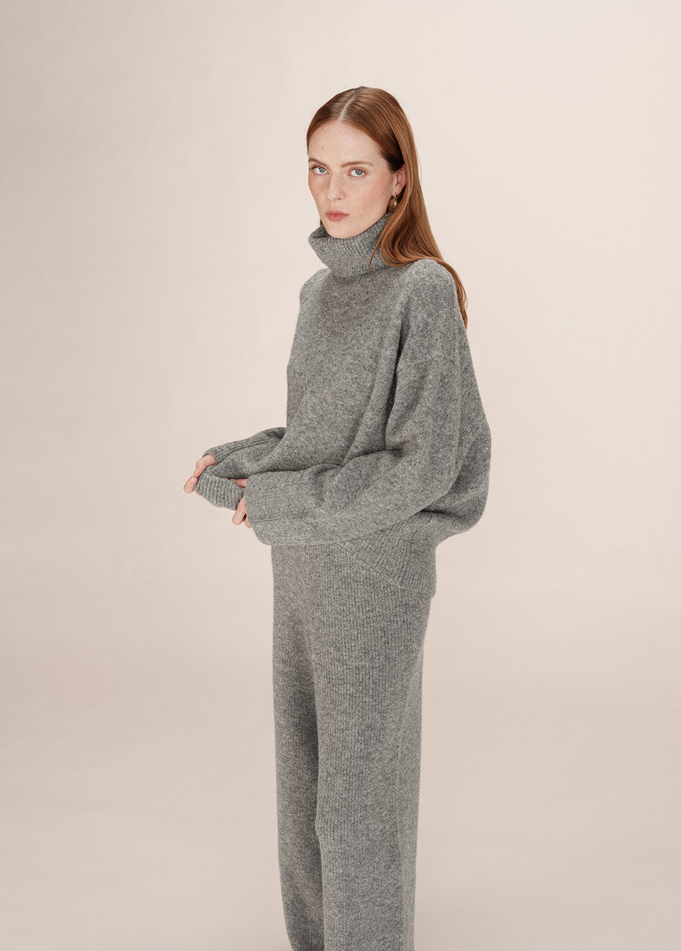 Grace & Mila Taxi coltrui gebreid wol oversized grijs zijkant model met grijze wollen broek
