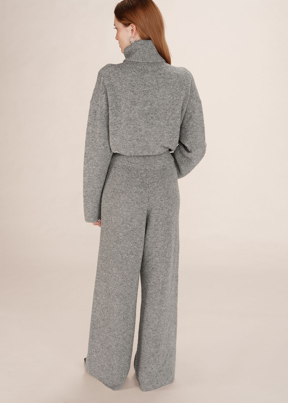Grace & Mila Taxton broek gebreid wol grijs achterkant van model met bijpassende grijze coltrui