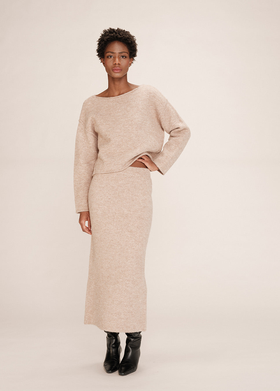 Grace & Mila Toundra midi-rok gebreid wol beige voorkant model met bijpassende trui