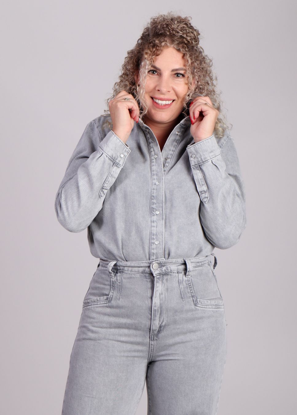 Lichtgrijze denim dames blouse met parelmour knopen Homage op model voorkant