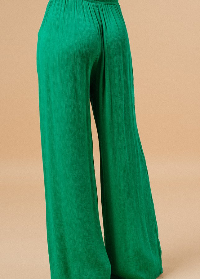 Groene pantalon Matisse van het merk Grace & Mila. De Matisse is een lange, wijde broek met een elastische taille met strikband en steekzakken aan de zijkant. De perfecte broek voor de warme zomerdagen. Combineer de groene pantalon met de bijpassende groene oversized blouse voor een comfortabele en elegante look.