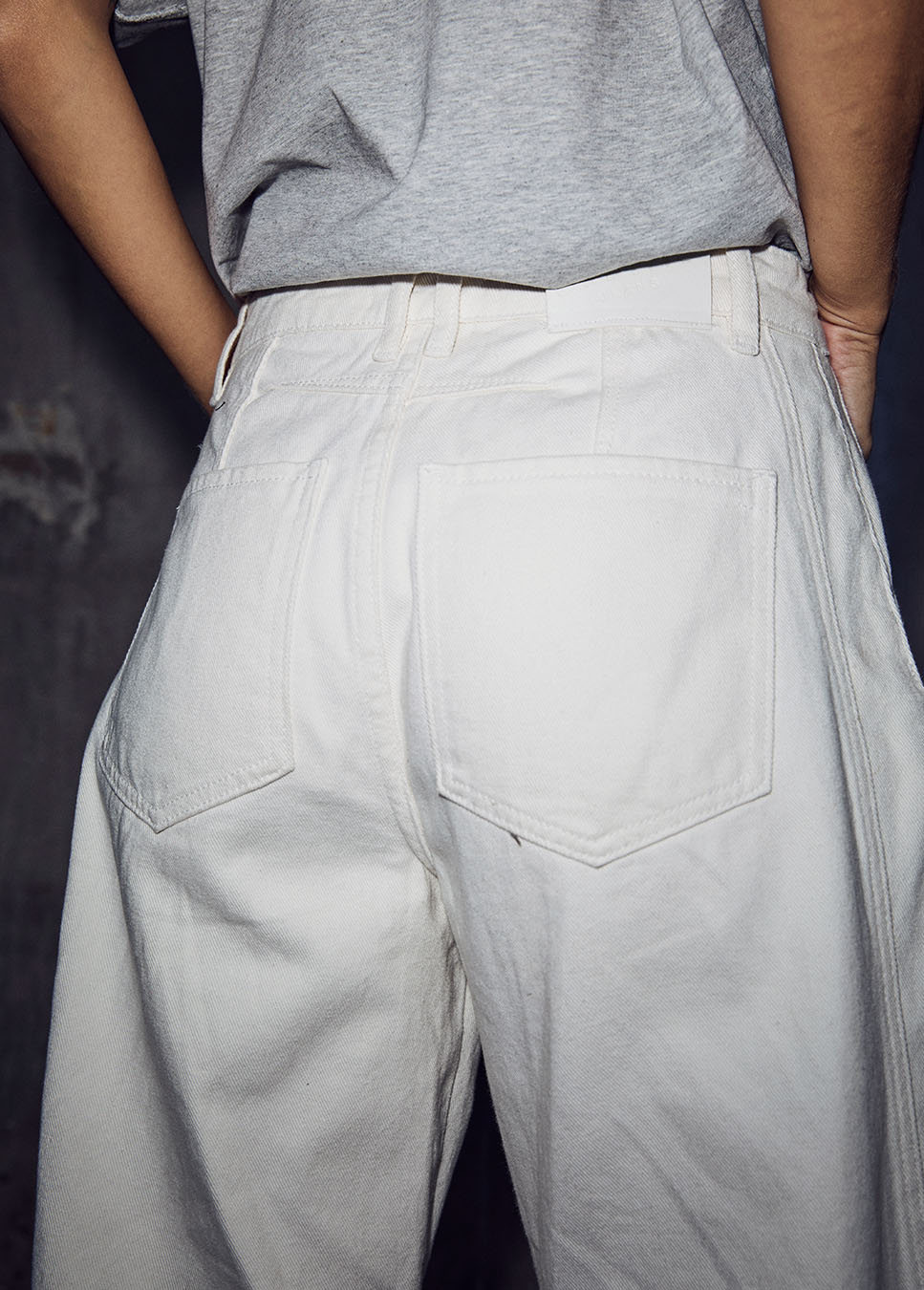 Haute L’Amitié Drew Barrel Panel Tall Jeans wit achterkant model detail