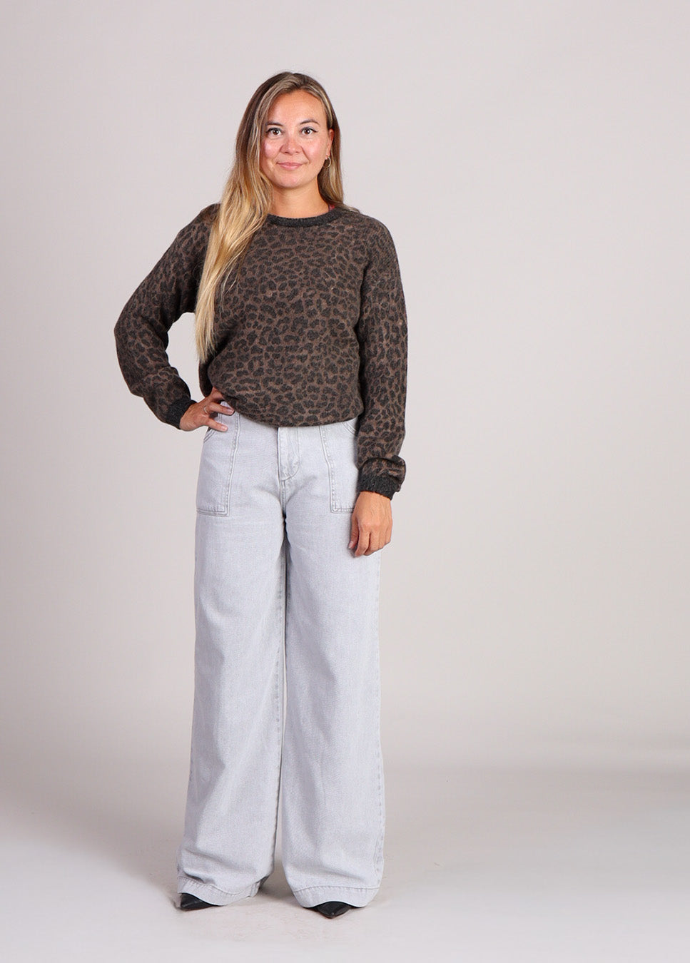 Homage mid waist palazzo jeans with big pockets grijs voorkant model met luipaardprint trui