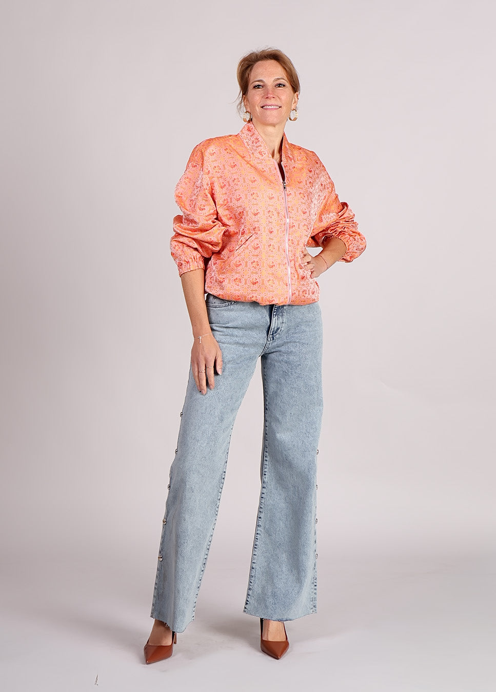 Homage mid waist wide leg jeans with big studs met oranje print bomber