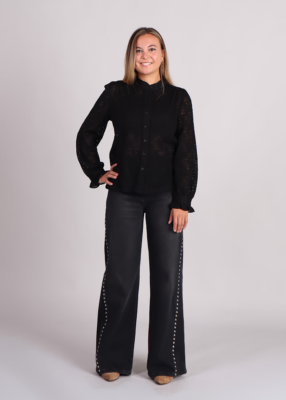 Homage palazzo jeans with big studs zwart voorkant model zwarte blouse
