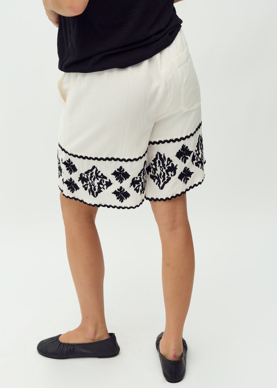 Achterkant van shorts mbyM Habri-M beige van kleur met zwarte details