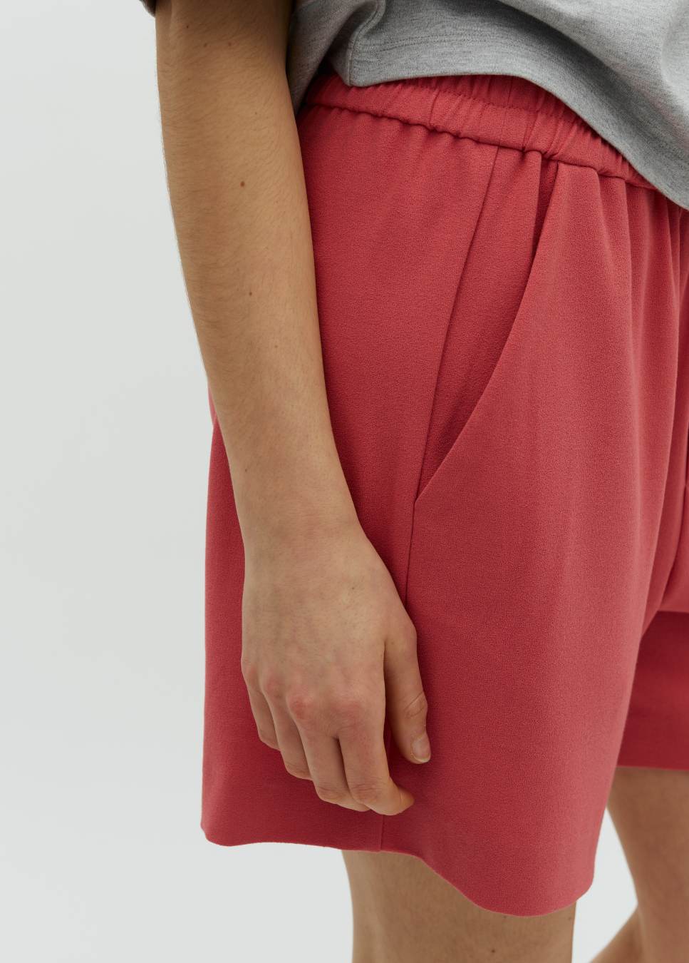 zijaanzicht van de philippa mbyM short rood van kleur op model
