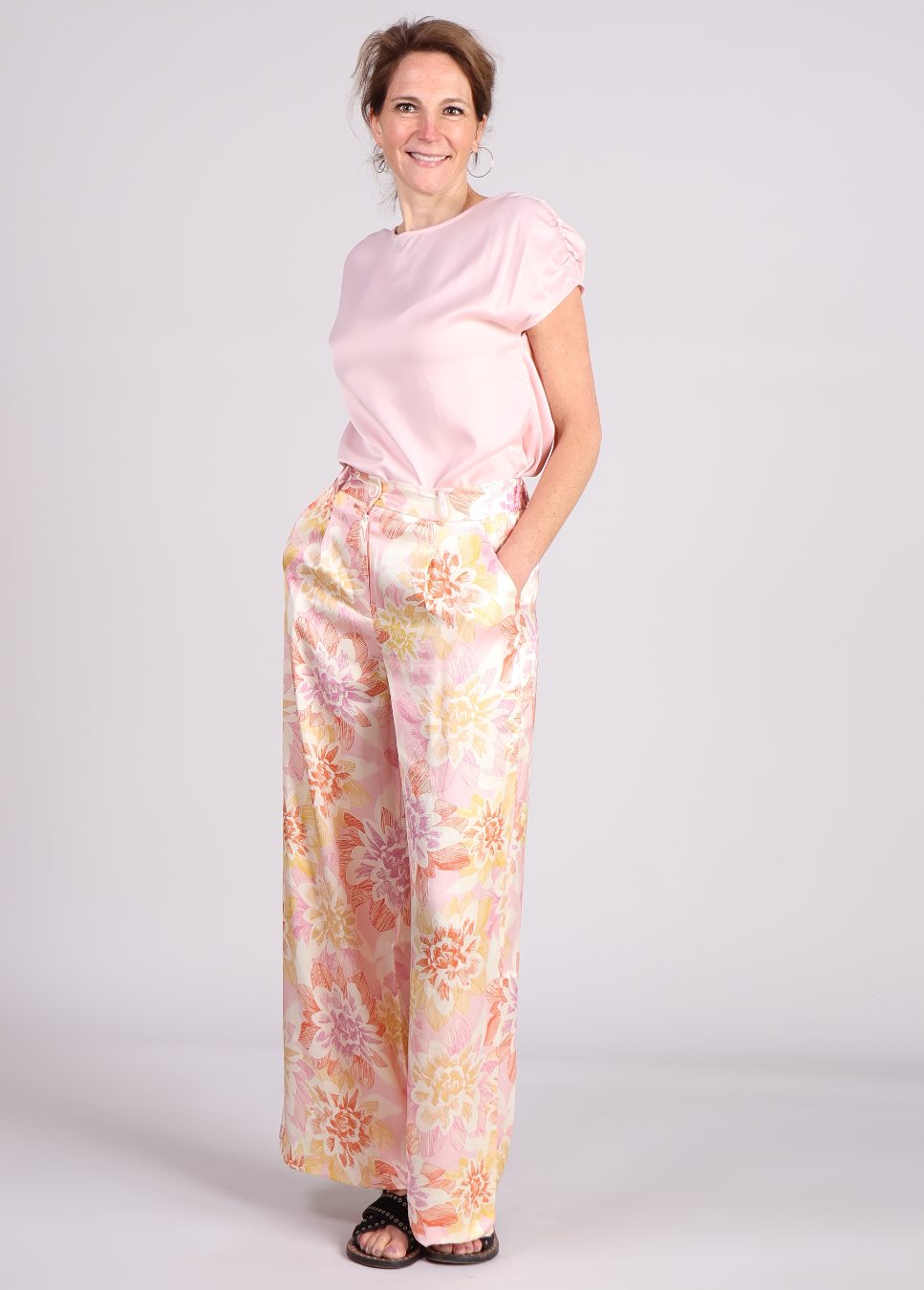 Roze Myla MD Modstrom top satijnen stof op model staand