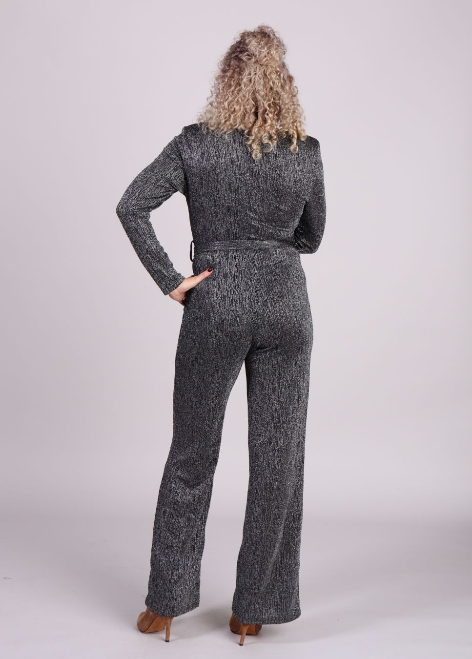 Achterkant staand op model Grace & Mila jumpsuit zilver glitter Olivia