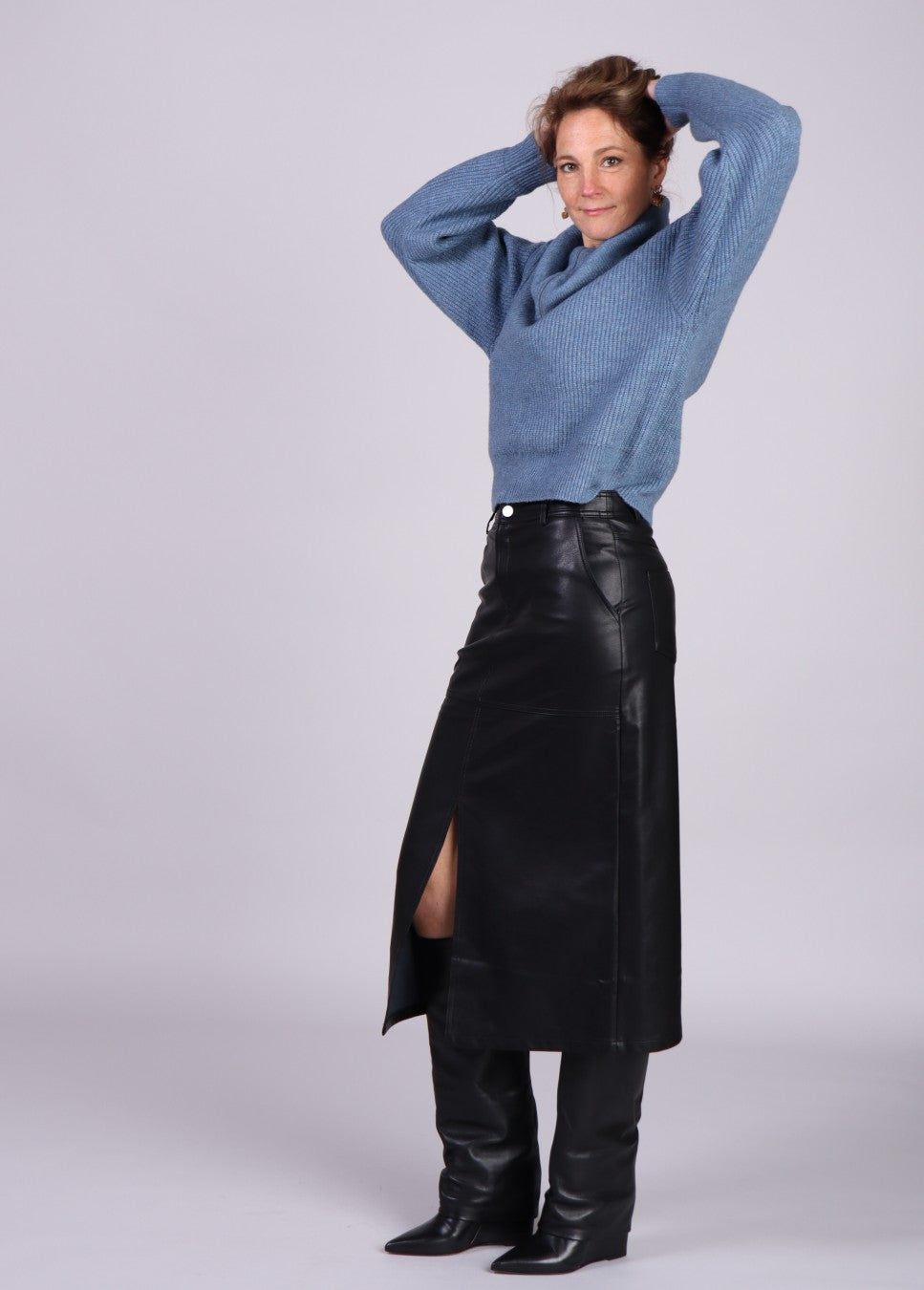 vegan leren rok grace en mila mey blauwe trui op model staand