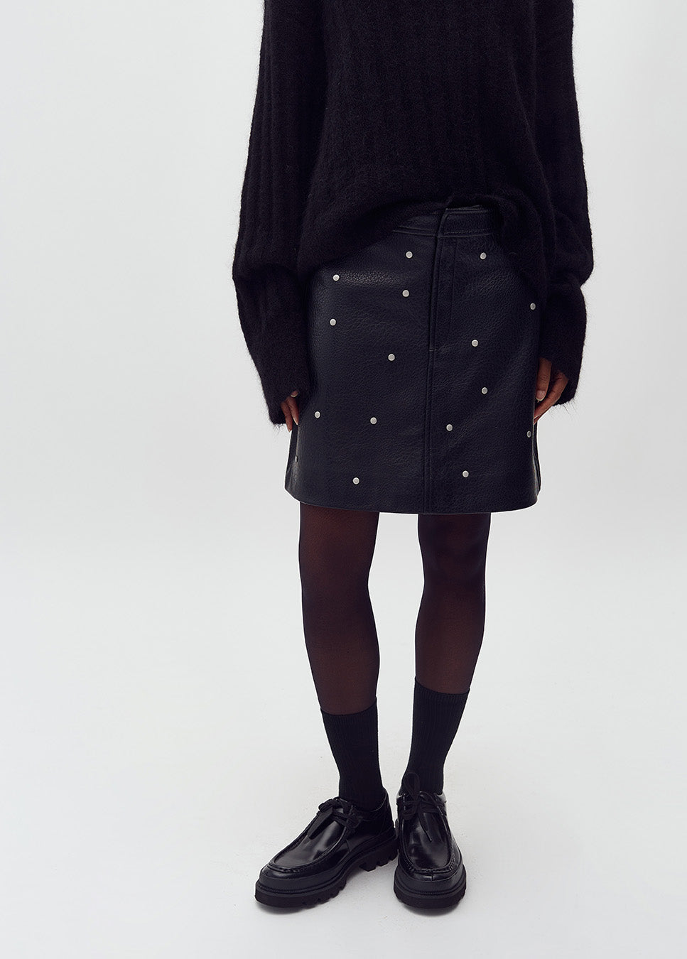 mbyM Altari-M rok vegan leather met studs zwart voorkant model