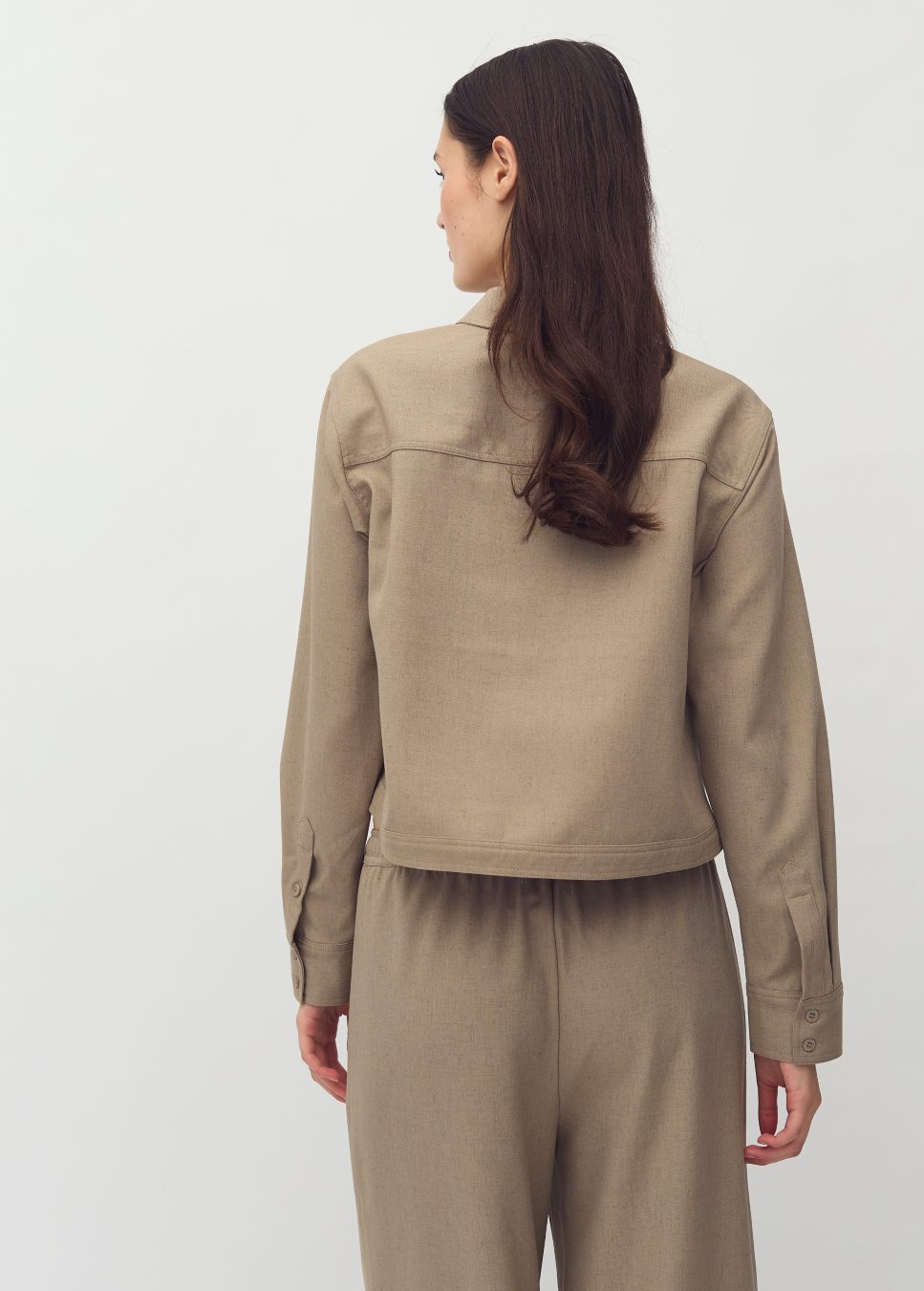 achterkant van model met de beige mbyM Azurra M blouse linnen kwaliteit beige van kleur