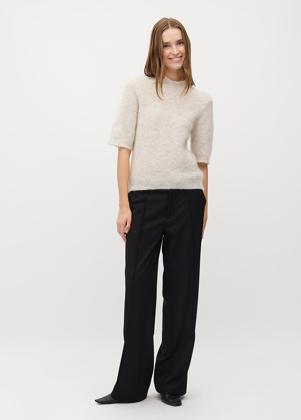 mbyM Clara Crew-M trui gebreid korte mouwen beige voorkant model met zwarte broek