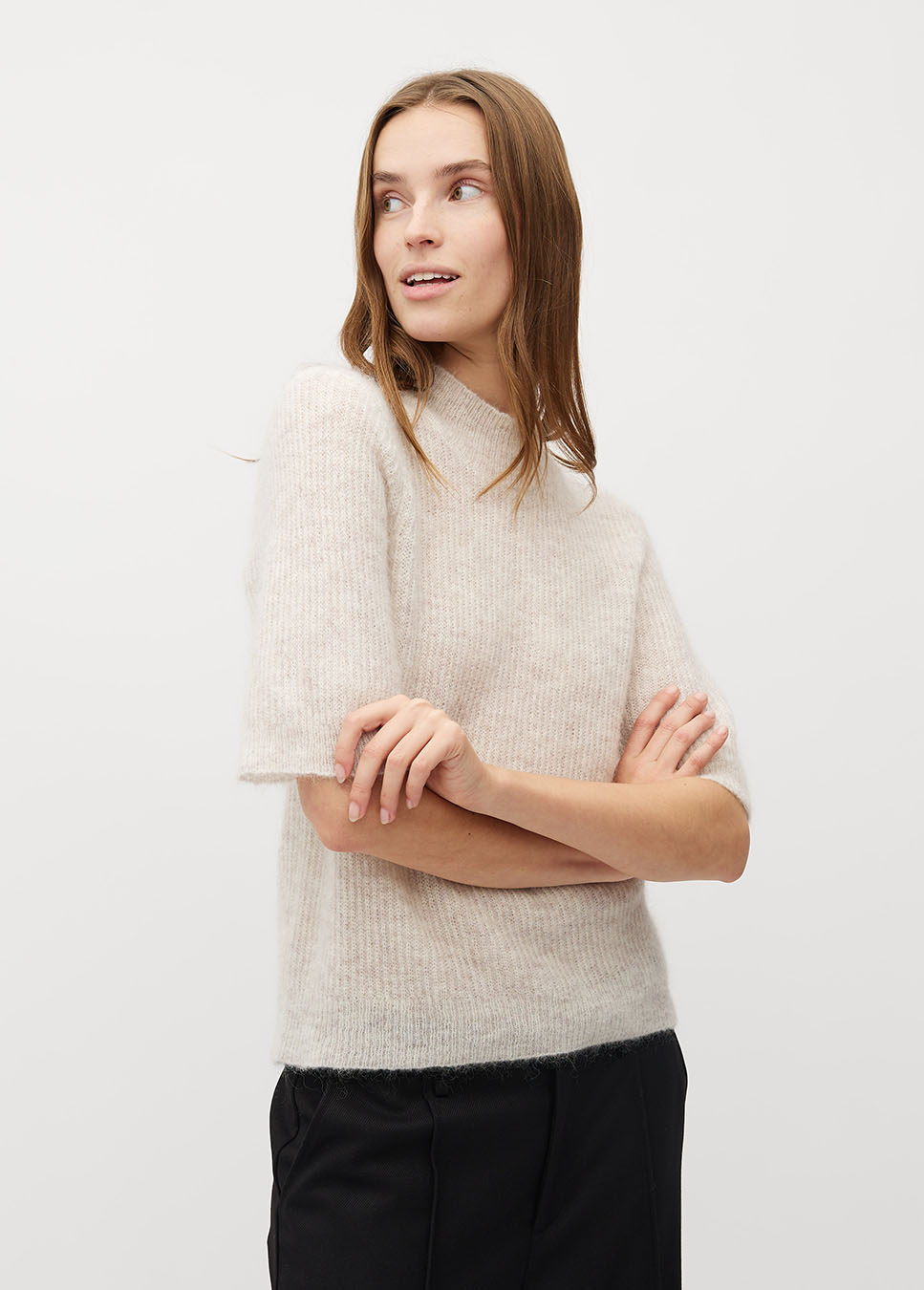 mbyM Clara Crew-M trui gebreid korte mouwen beige wolmix voorkant model