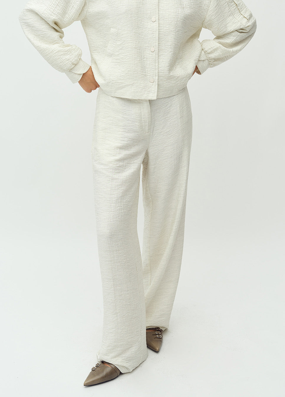 mbyM Dagma-M broek met structuur off white detail voorkant op model