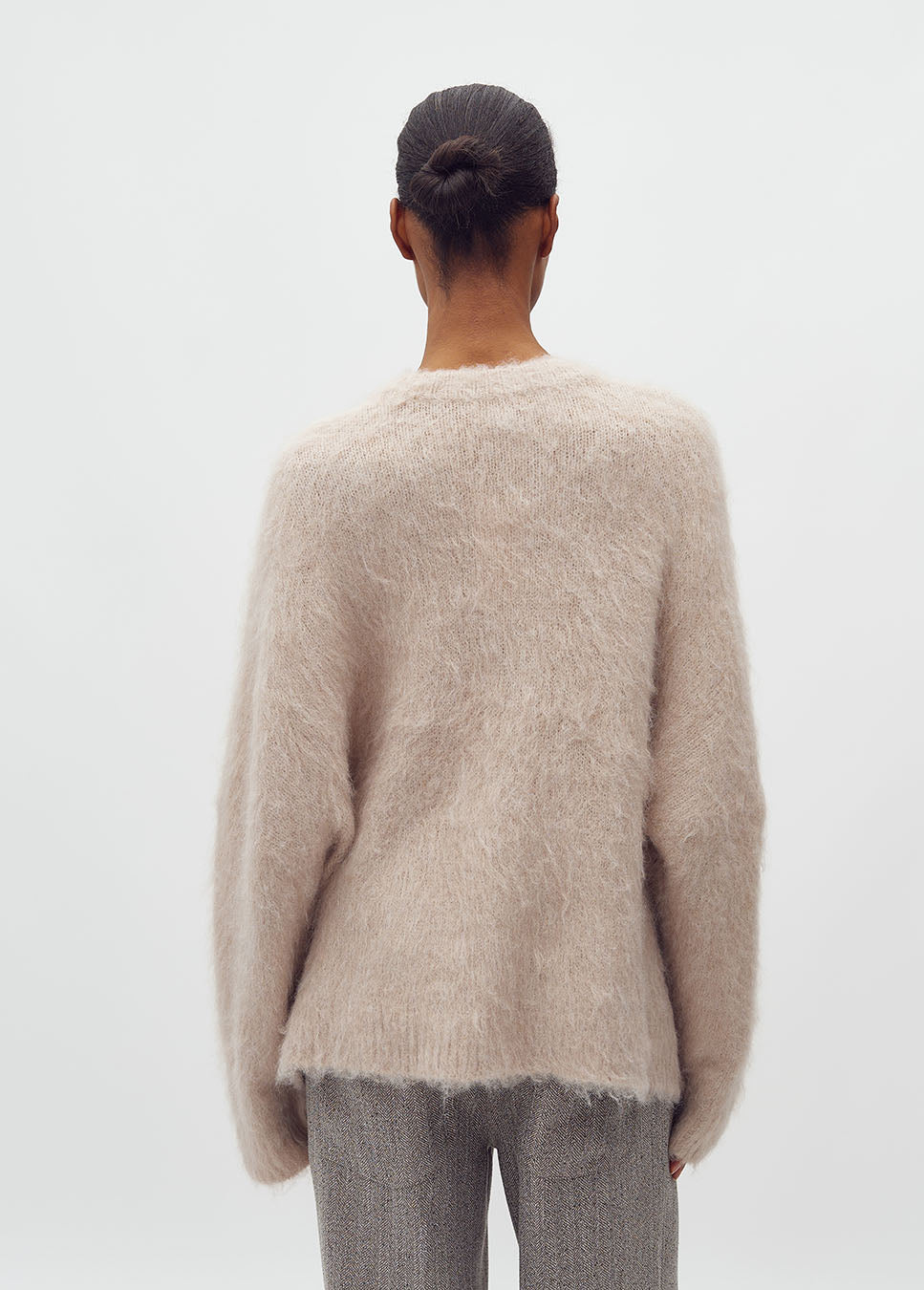 mbyM Gillis-M trui gebreid wol fluffy beige achterkant model