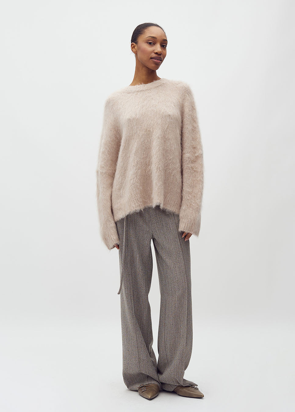 mbyM Gillis-M trui gebreid wol fluffy beige voorkant van model met grijze broek